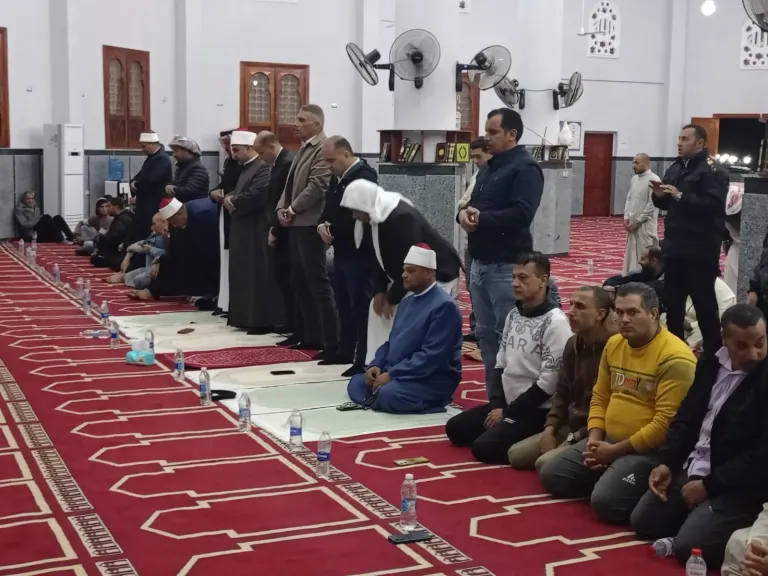 محافظ جنوب سيناء يؤدى صلاة العشاء والتراويح بمسجد بنوييع