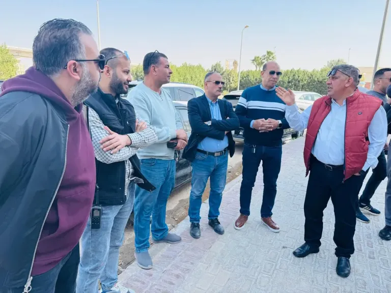 رئيس جهاز حدائق أكتوبر يتابع أعمال الصيانة والتجميل بكمبوند دار مصر