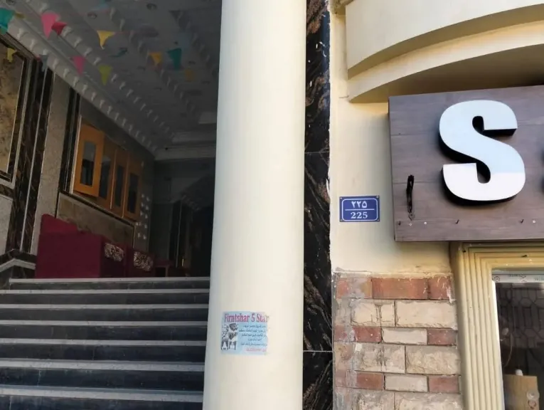 لإنهاء معاناة المواطنين والسياح.. استكمال تسمية و تركيب لافتات الشوارع بالغردقة