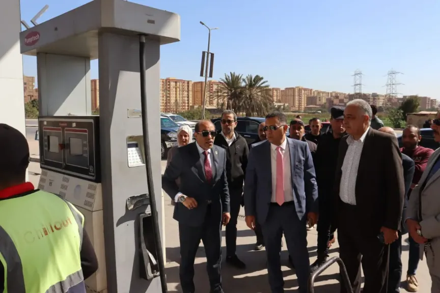 جولات مفاجئة لمحافظ القليوبية على محطات البنزين والمواقف بعد تحريك أسعار المحروقات