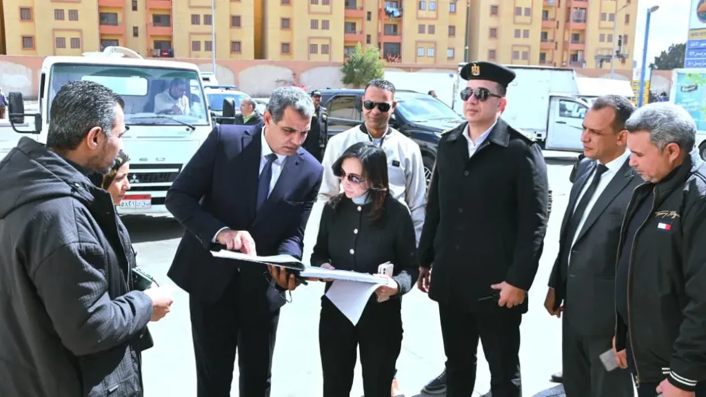 محافظ البحيرة تتفقد محطات وقود بدمنهور لمتابعة توافر المواد البترولية والالتزام بالتسعيرة الجديدة