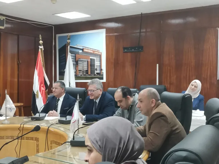 اجتماع موسع بمستشفيات جامعة بنها لمتابعة الأداء الطبي وخطط التطوير