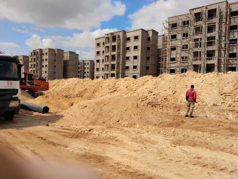 وزيرة الإسكان تتابع موقف تنفيذ مشروعات المرافق بمدينة العبور الجديدة