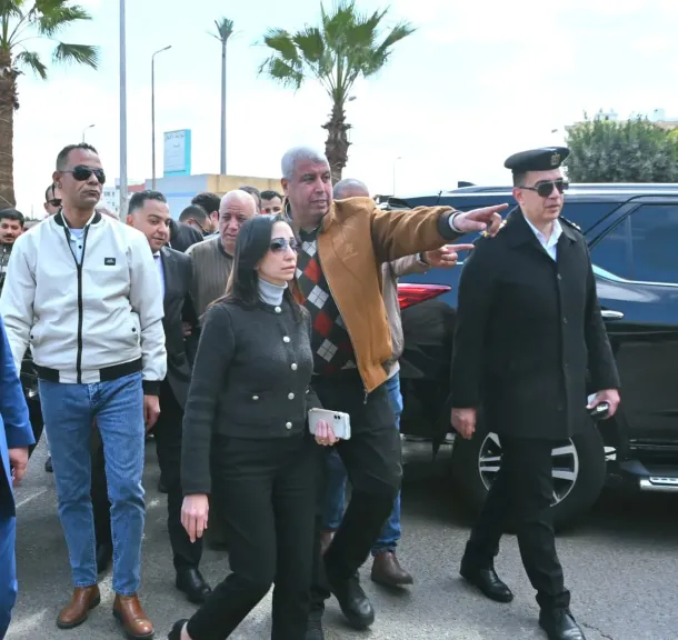 محافظ البحيرة تتابع تطبيق التعريفة الجديدة ميدانيًا بمجمع مواقف دمنهور