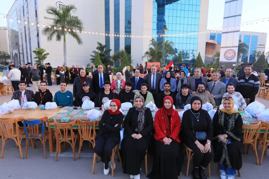 إرساءً لدعائم المحبة والمودة رئيس جامعة كفر الشيخ يشارك اسرة طلاب من أجل مصر حفل إفطار جماعى