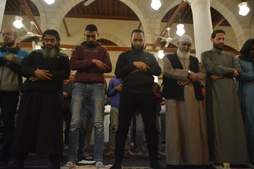 إقبال كبير وأجواء هادئة في صلاة التراويح بمسجد عمرو بن العاص