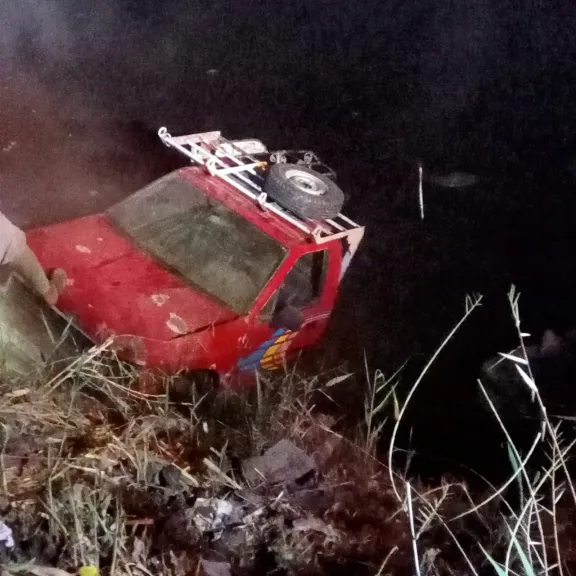 إصابة 9 عمال.. أول صور لآثار حادث انقلاب سيارة نقل في ترعة بقنا