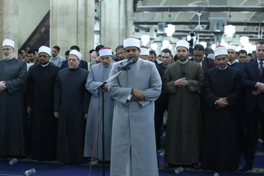 في أولى الليالي الوترية من رمضان.. الآلاف يؤدون صلاتي العشاء والتراويح بالجامع الأزهر