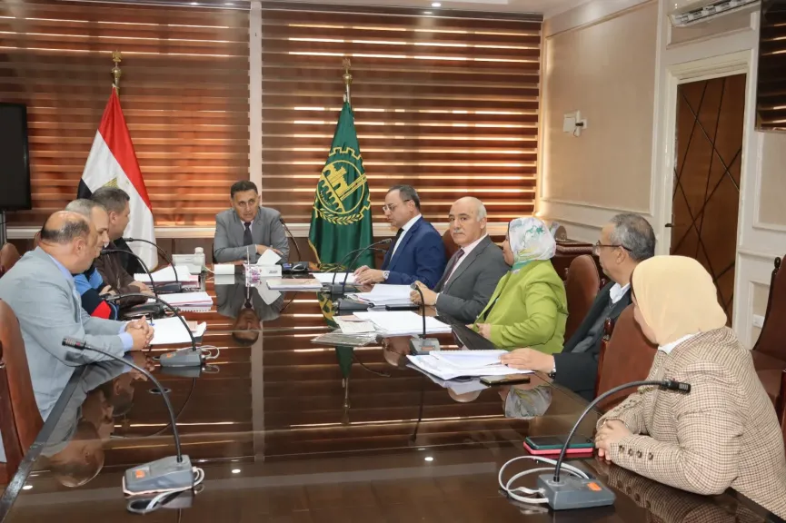 لاختيار الأكفأ.. محافظ القليوبية يبحث تجديد وظائف قيادية بالقطاعات الخدمية