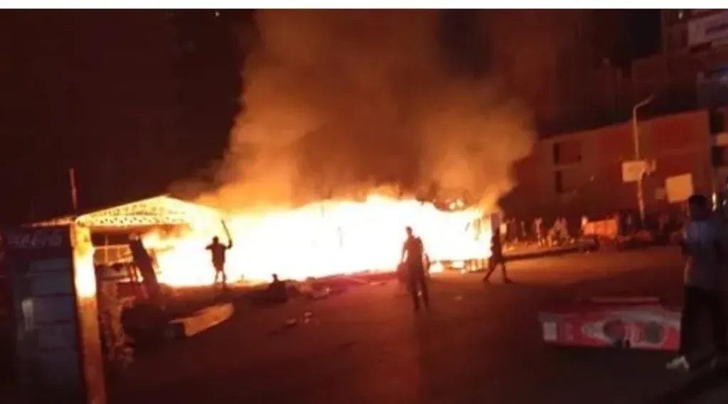 الدفع ب3 سيارات إطفاء.. نشوب حريق يلتهم مزرعة دواجن دون إصابات في قنا