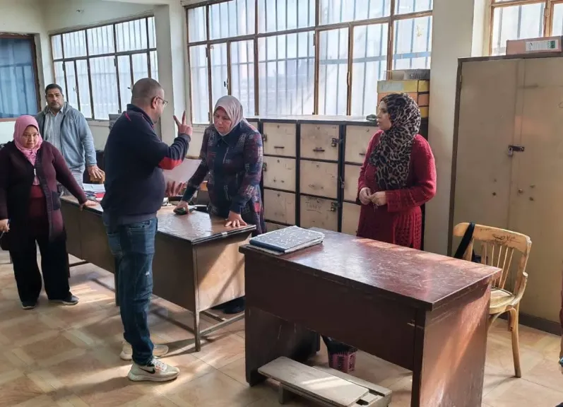 جولة مفاجئة لرئيس حي غرب شبرا الخيمة بالمركز التكنولوجي لتسهيل خدمات المواطنين