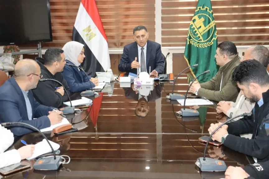 أسطول أتوبيسات جديد على الطريق.. محافظ القليوبية يناقش تطوير منظومة النقل