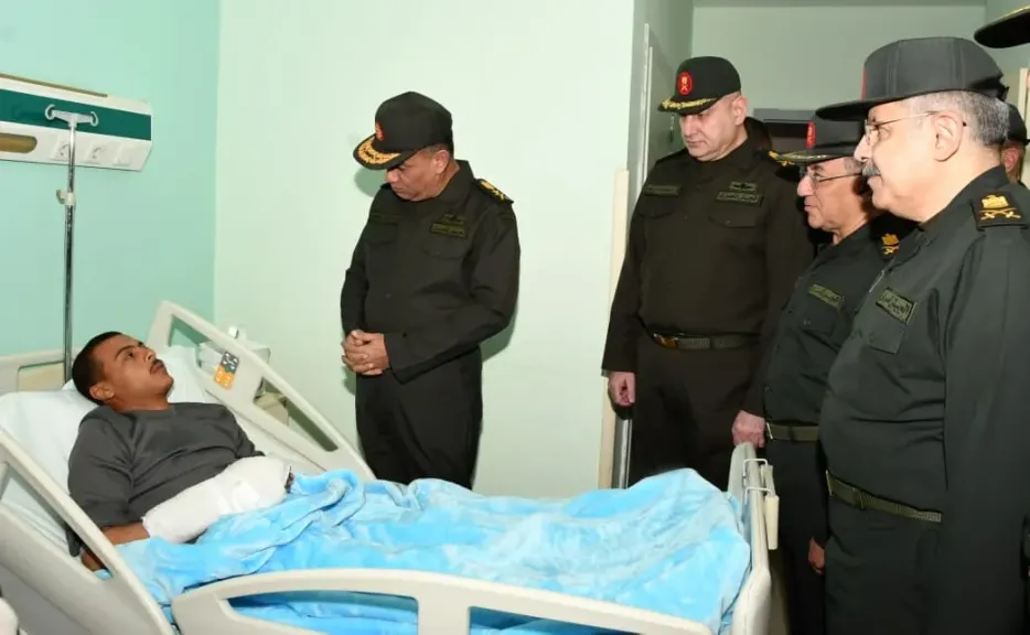 وزير الدفاع يزور عددا من المصابين بمجمع الجلاء الطبى للقوات المسلحة