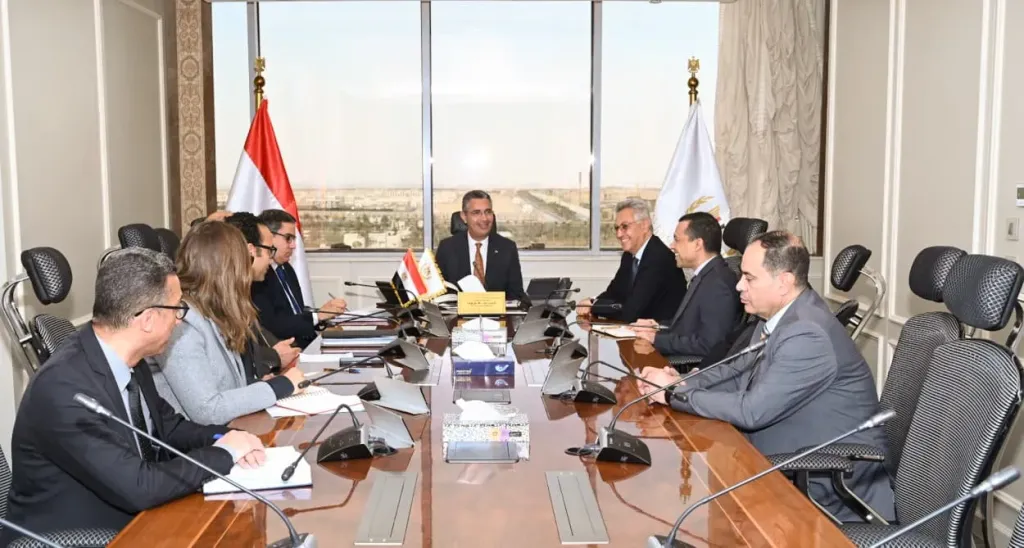 وزير التموين يعقد اجتماعًا مع شركة “فييرم مصر” لمتابعة تنفيذ مشروع توطين صناعة صوامع تخزين الحبوب في مصر