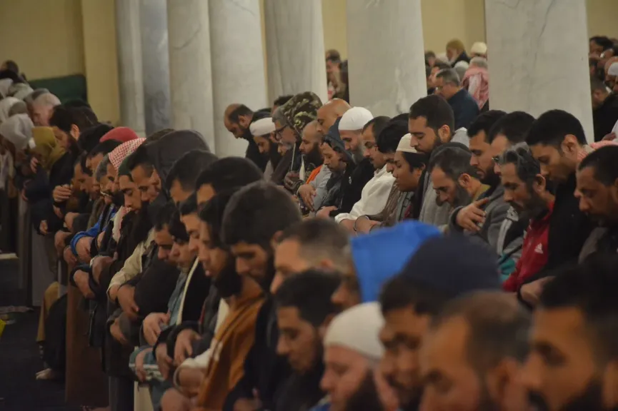 إقبال كبير على صلاة التراويح في مسجد عمرو بن العاص وسط أجواء روحانية