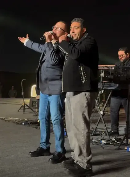 هشام عباس يحتفل بعيد ميلاد محمد عدوية على المسرح ويغنيان ناري ناري
