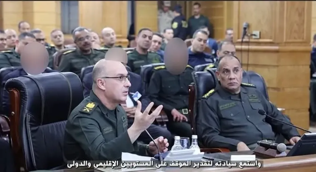 وزير الدفاع يتفقد سير منظومة العمل داخل هيئة الاستخبارات العسكرية