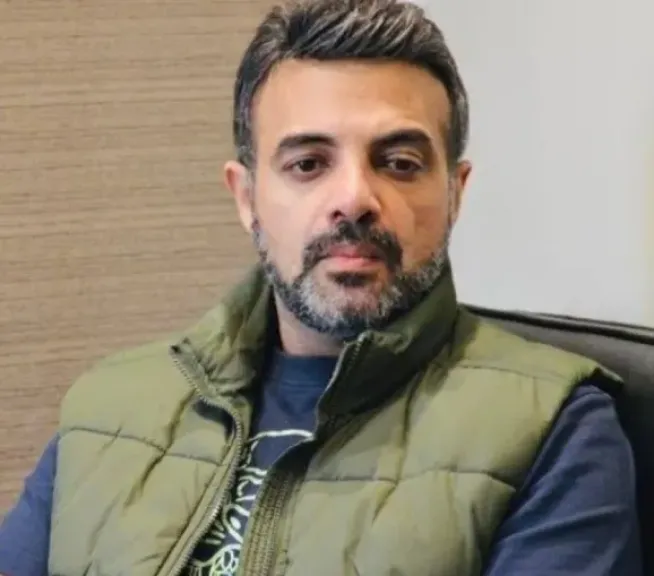 عمرو محمود ياسين يشوق الجمهور لحلقات النهاية من “وننسى اللي كان”