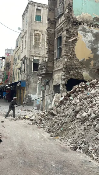 مصرع طفل وإصابة والدته إثر انهيار جزئي لعقار غرب الإسكندرية