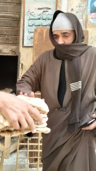 مرتديا ”جلابية”.. مفتش تموين بإيتاى البارود يضبط مخبزا يبيع الخبز خارج منظومة الدعم