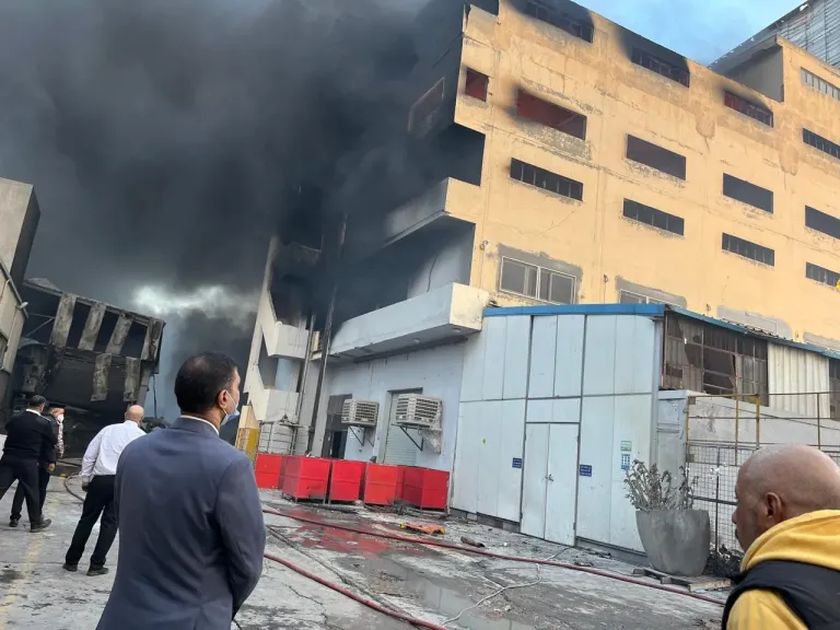 إصابة 12 شخص اثر حريق هائل نشب بمصنع عقل لقطع غيار السيارات بالدقهلية