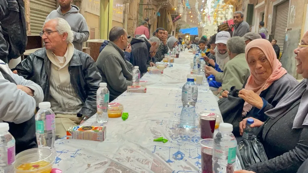 بحضور 3000 صائم.. كوم الدكة تبدع في إخراج صورة الإفطار الثالث بالإسكندرية