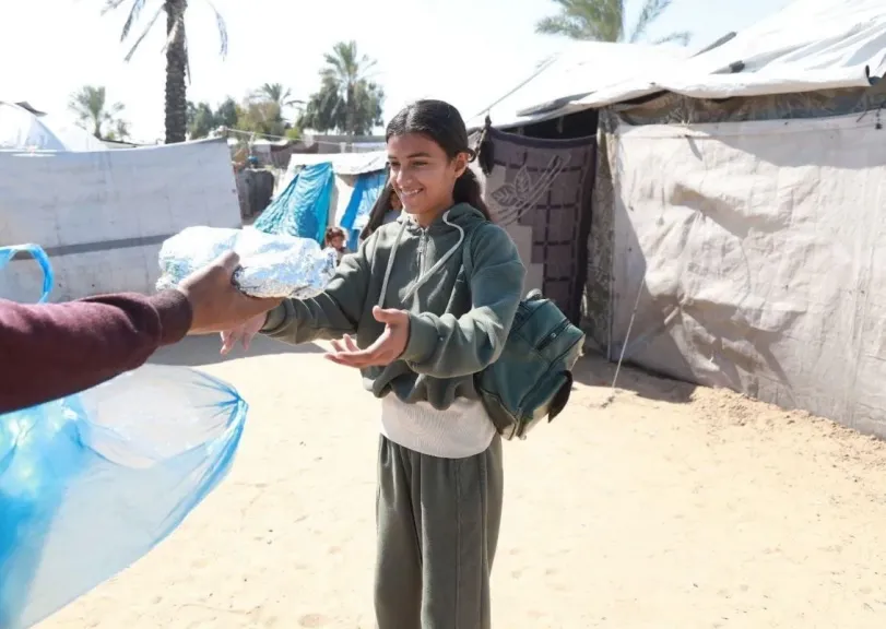مركز الملك سلمان للإغاثة يوزع (24.000) وجبة غذائية ساخنة على الأسر النازحة في قطاع غزة
