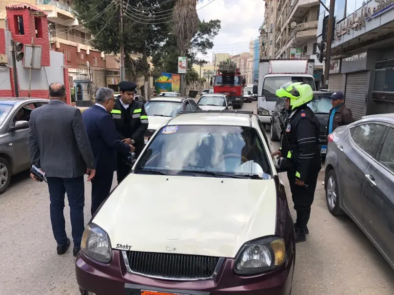 محافظ الدقهلية: إجراءات صارمة ضد أي تاكسي غير ملتزم بالبنديرة أو معايرة العداد