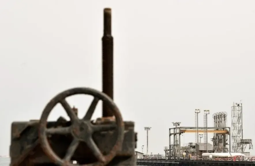 استمرار تحميل النفط من جزيرة خرج الإيرانية رغم القصف الأمريكي