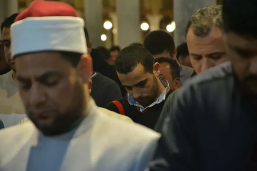 فرحة وأجواء روحانية في صلاة التراويح بمسجد عمرو بن العاص