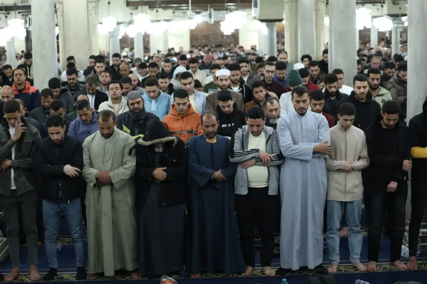 المصريون يؤدون صلاة التراويح في الليلة السادسة والعشرين من رمضان