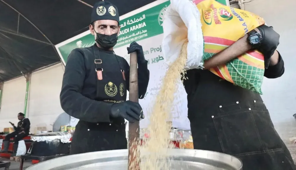 مركز الملك سلمان للإغاثة يواصل جهوده لسد العجز في المواد الغذائية بقطاع غزة بتوزيع وجبات يومية على آلاف الأسر النازحة