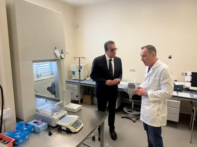 وزير الصحة يتفقد مركزًا روسيًا متخصصًا في أورام الأطفال