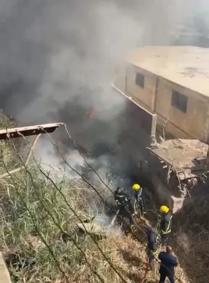 محافظ القليوبية يراقب السيطرة علي حريق هائل بمحيط مخازن بنها