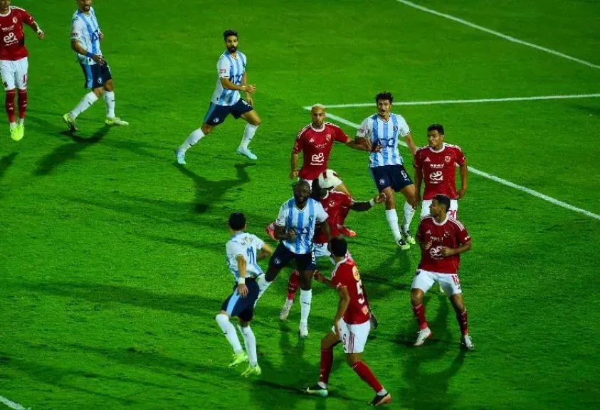 أسطورة كوت ديفوار إيمانويل إيبويه مراقبا لمباراة بيراميدز والجيش الملكي