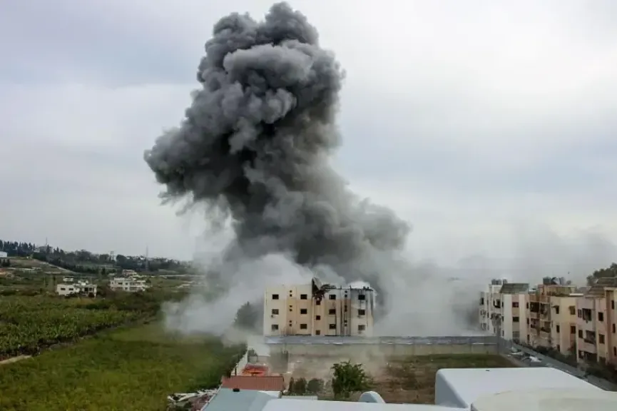 لوموند: تصعيد إسرائيل في لبنان يهدد بإشعال حرب جديدة ويقوض الدولة