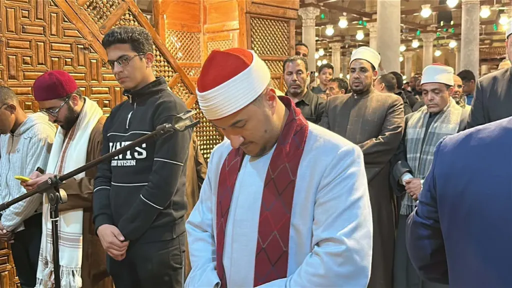 نجم دولة التلاوة بلال سيف يؤم المصلين في صلاة التراويح بمسجد عمرو بن العاص