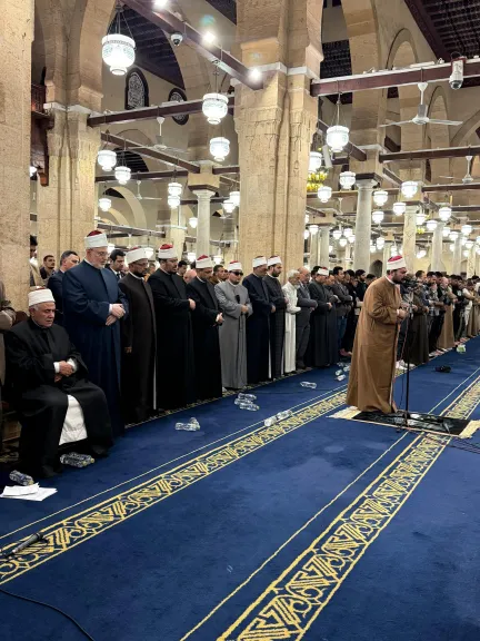 أئمة قبلة الجامع الأزهر يؤدون صلاة التراويح في الليلة السابعة والعشرين من رمضان