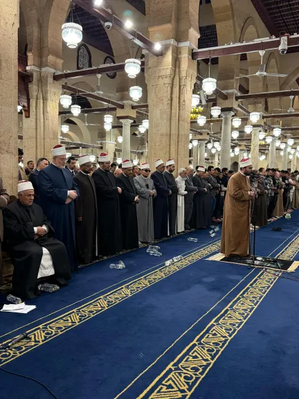 بروايات« حفص ابن وردان وابن ذكوان وشعبة».. أئمة قبلة الجامع الأزهر يؤدون صلاة التراويح في الليلة السابعة والعشرين من رمضان