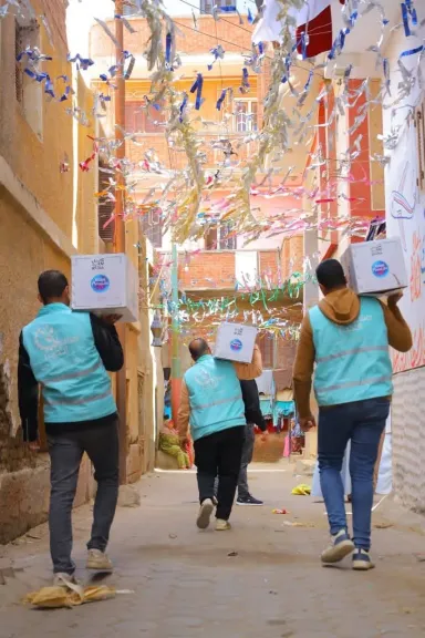 صناع الخير عضو التحالف الوطني تواصل توزيع الكراتين على الأسر الأولي بالرعاية