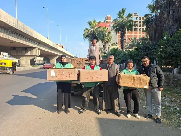 مؤسسة نبيل الكاتب عضو التحالف الوطني توزع 4000 وجبة و2000 كرتونة بالبحيرة