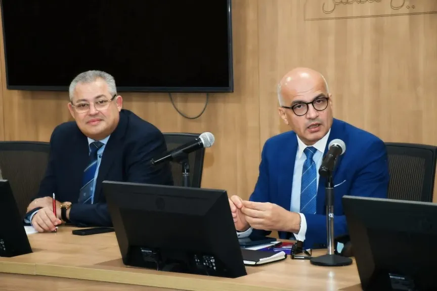 رئيس جامعة عين شمس يبحث مع خريجي «هارفارد» آليات التطوير المؤسسي