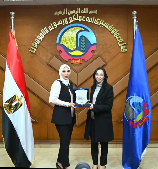 محافظ البحيرة تكرم أول مدربة في مجال تشغيل الماكينات والميكانيكا.. أولى الجمهورية بمسابقة ”مصر للمهارات”