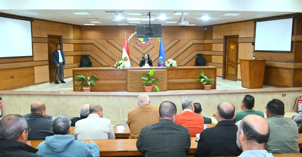 محافظ البحيرة: صيانة عاجلة للمعدات المعطلة ورقابة مشددة على معدلات تشغيل السيارات واستهلاك الوقود