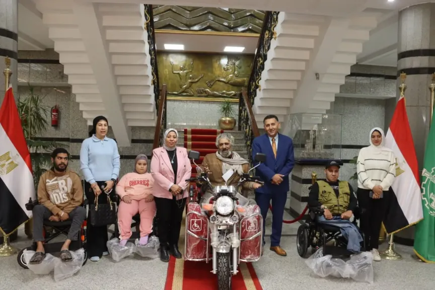 لفتة إنسانية.. محافظ القليوبية يُهدي ذوي الهمم كراسي كهربائية ودراجة لتغيير حياتهم