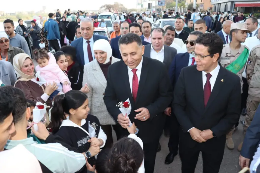 بالورد والبالونات.. محافظ القليوبية يشارك المواطنين البهجة ويوزع الهدايا بكورنيش بنها