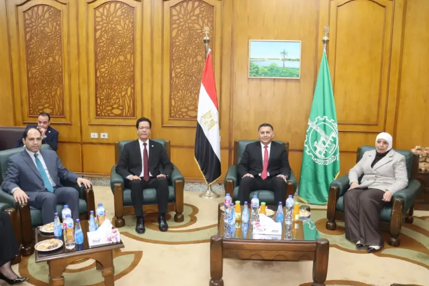 في أول أيام العيد.. محافظ القليوبية يستقبل القيادات التنفيذية والنواب لتبادل التهاني