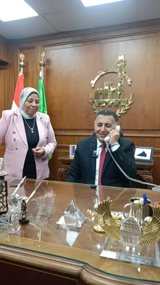 تكريم من القلب.. محافظ القليوبية يهنئ الأم المثالية هاتفياً ويشيد برحلة كفاحها
