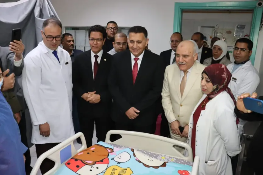 وسط آلام المرض.. محافظ القليوبية يفاجئ المرضي بالزيارة والورود داخل مستشفيات بنها