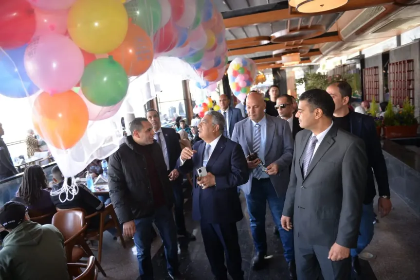 محافظ الدقهلية يشارك رواد نادي المحافظة بالمنصورة فرحتهم بالعيد